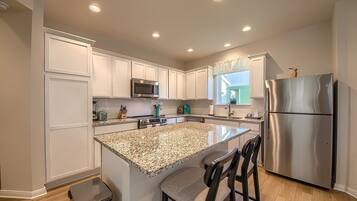 Casa, 2 quartos | Cozinha privada | Geladeira, fogão, cafeteira/chaleira, torradeira