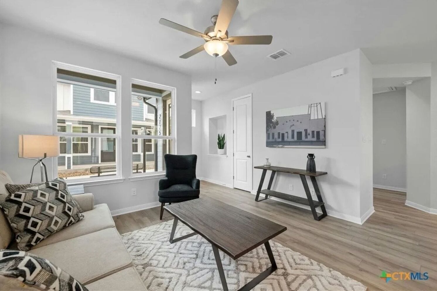 منزل - غرفتا نوم | منطقة المعيشة | تلفزيون ذكي