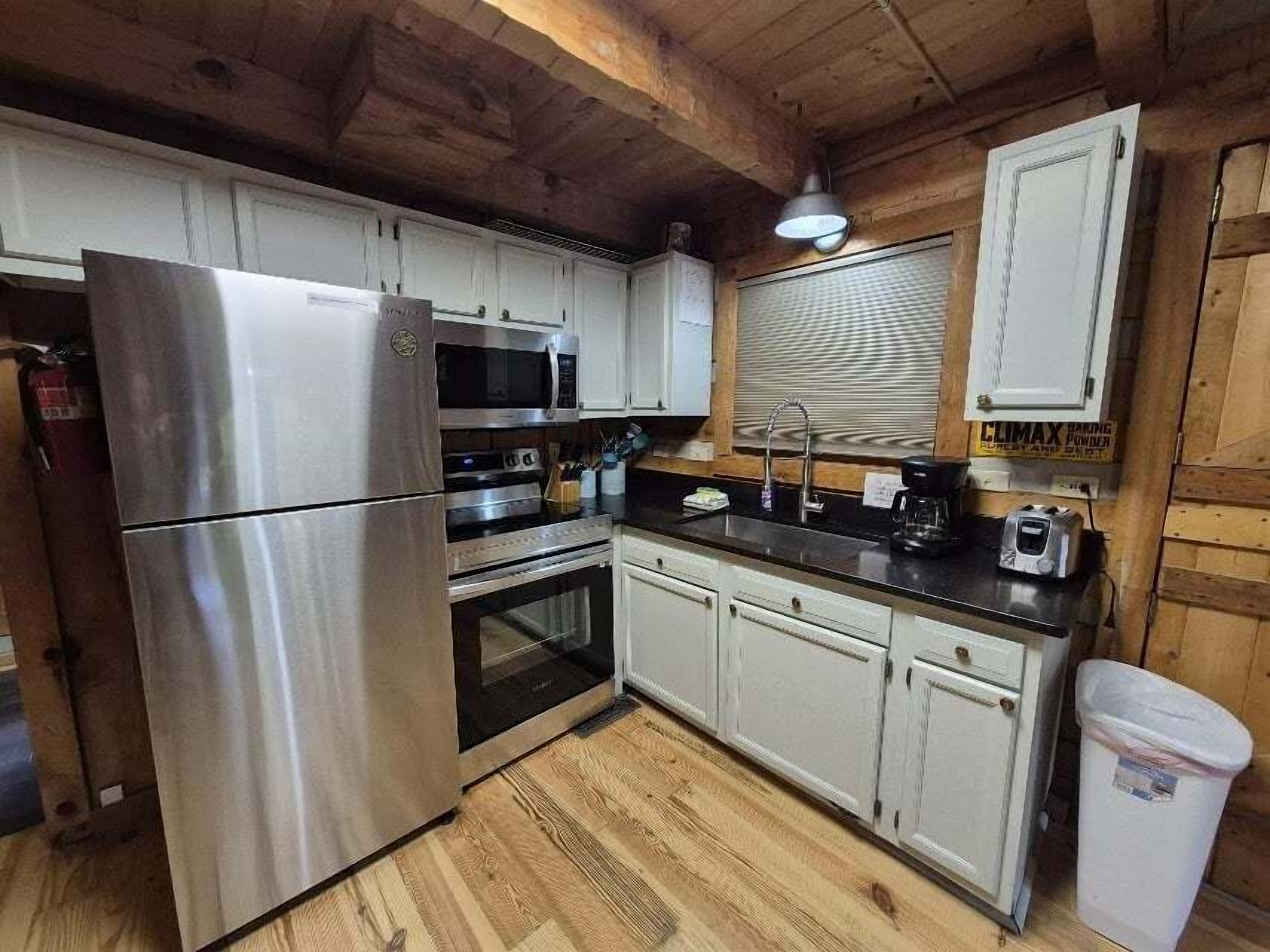 Cabin, 2 Bedrooms | Private kitchen