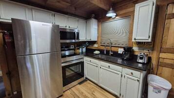 Cabin, 2 Bedrooms | Private kitchen