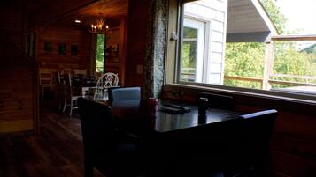 Cabane, 4 chambres | Restauration