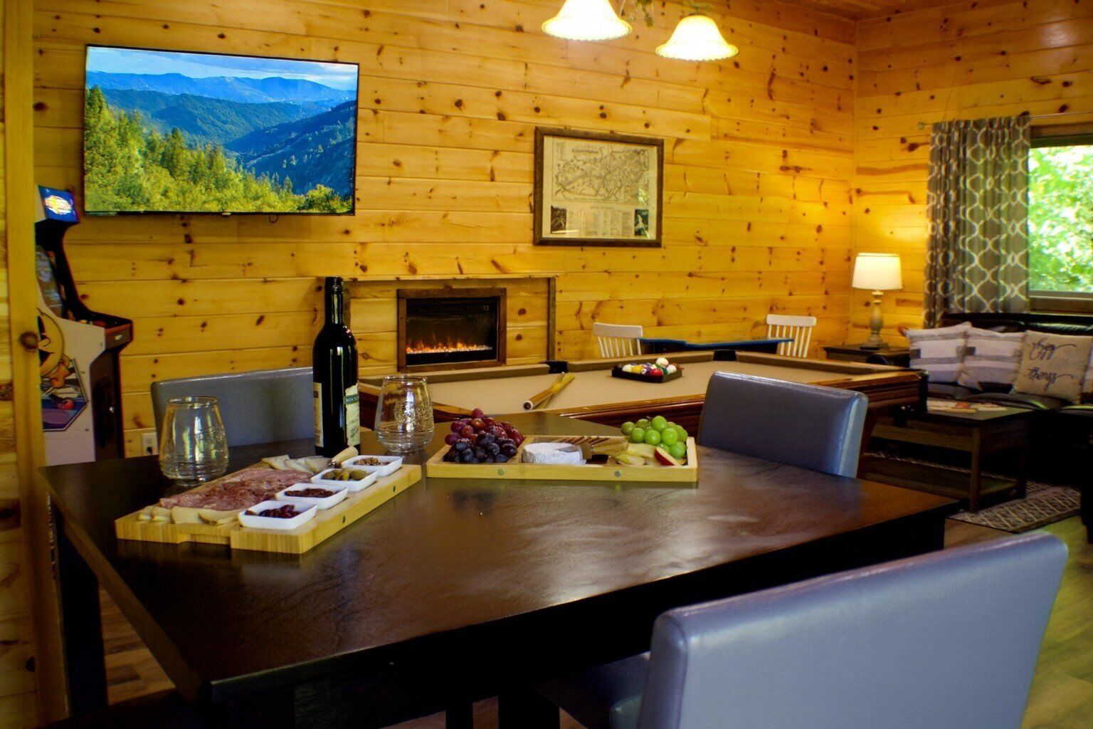 Cabin, 4 Bedrooms | Dining