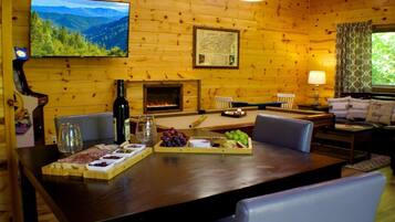 Cabin, 4 Bedrooms | Dining