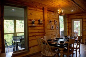 Cabin, 4 Bedrooms | Dining