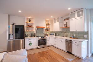 Apartment, 1 Bedroom | Private kitchen | Fridge, oven, coffee/tea maker, toaster