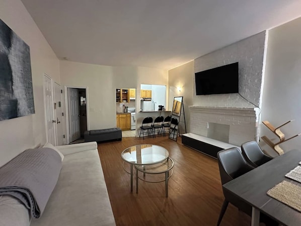 TV - Large 1-Bed Steps from Penn Station (New York)