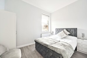 Iron/ironing board, WiFi, bed sheets