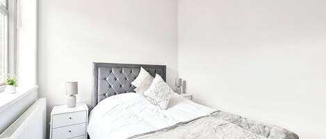 Iron/ironing board, WiFi, bed sheets