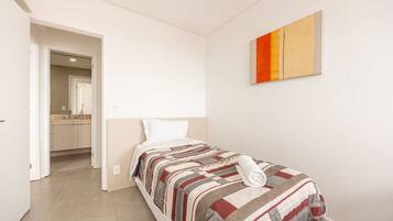 Apartamento | Cortinas blackout, ferros/tábuas de passar roupa, Wi-Fi de cortesia