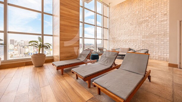 A room with large windows, wooden flooring, and a brick wall. - Apartamento Moderno Premium - Cittyplex  (Osasco)