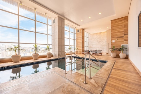Una piscina techada. Apartamento Moderno Premium - Cittyplex