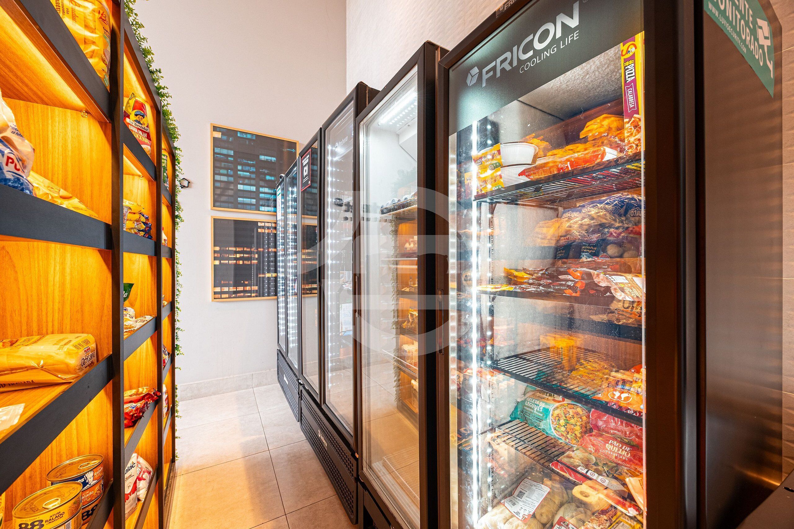 Vitrina refrigerada en una tienda con diversos productos alimenticios.