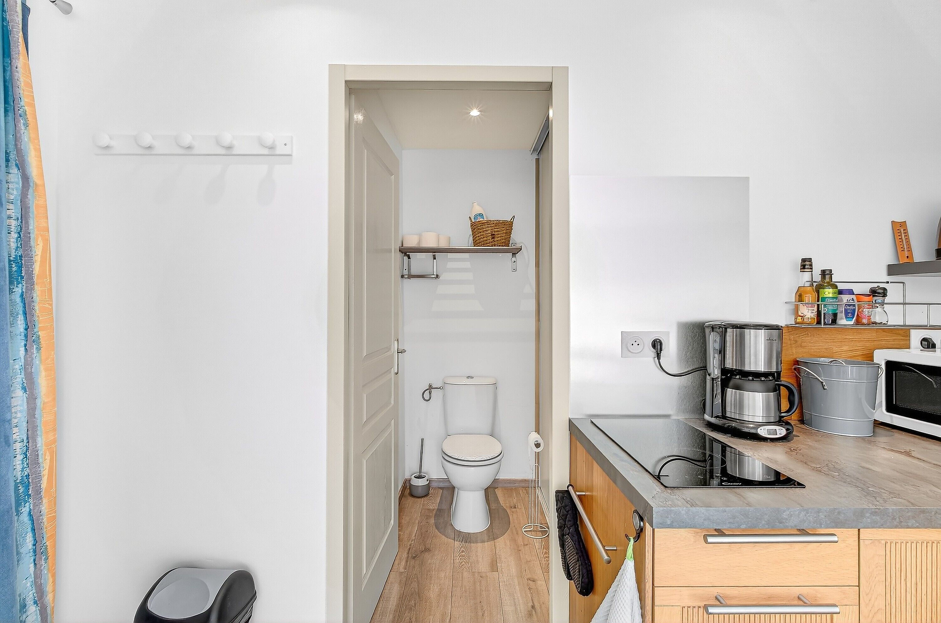 Kühlschrank, Mikrowelle, Herdplatte, Wasserkocher mit Kaffee-/Teezubehör