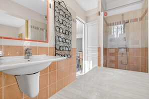 Shower, hair dryer, towels - Ground-Floor T2 Apartment with Outdoor Space (Gap)