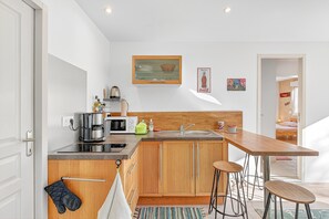 Frigorifero, microonde, piano cottura, macchina per tè/caffè