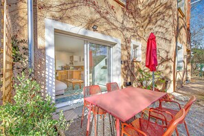 Outdoor dining - Ground-Floor T2 Apartment with Outdoor Space (Gap)