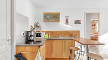 Geladeira, micro-ondas, cooktop, cafeteira/chaleira