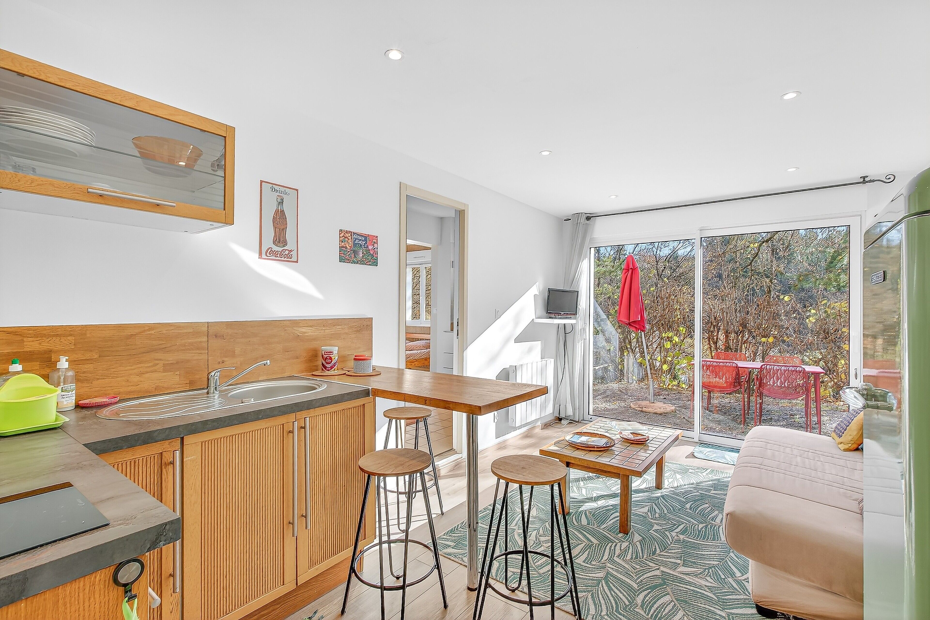 Geladeira, micro-ondas, cooktop, cafeteira/chaleira