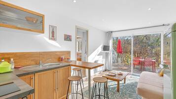 Geladeira, micro-ondas, cooktop, cafeteira/chaleira