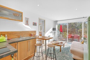 Frigorifero, microonde, piano cottura, macchina per tè/caffè