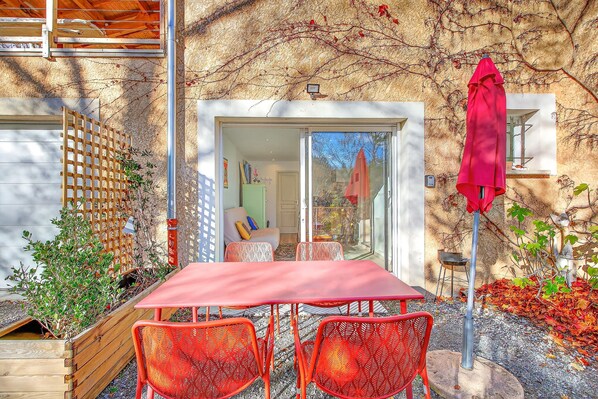 Outdoor dining - Ground-Floor T2 Apartment with Outdoor Space (Gap)