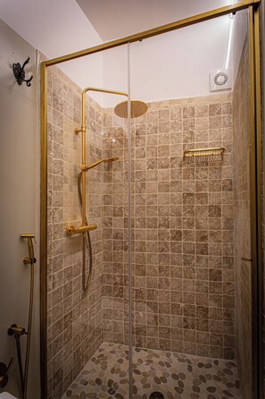 Dusche, Haartrockner, Bidet, Handtücher