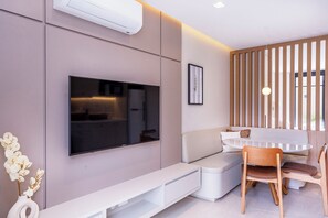 Premium Térreo | Living area | 50-inch Smart TV with digital channels - Solena (São Sebastião)