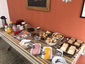 Desayuno continental gratuito y diario