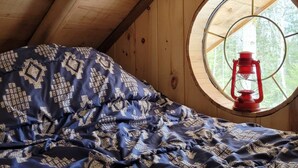1 bedroom, bed sheets - The Rustic Treehouse Hideaway-cozy treehouse retreat in Northern Ontario (Corbeil)