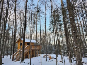 Exterior - The Rustic Treehouse Hideaway-cozy treehouse retreat in Northern Ontario (Corbeil)