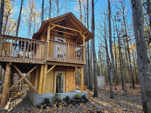 The Rustic Treehouse Hideaway-cozy treehouse retreat in Northern Ontario