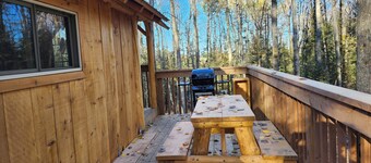 The Rustic Treehouse Hideaway-cozy treehouse retreat in Northern Ontario