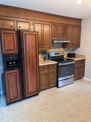 Een magnetron, een kookplaat, een vaatwasser