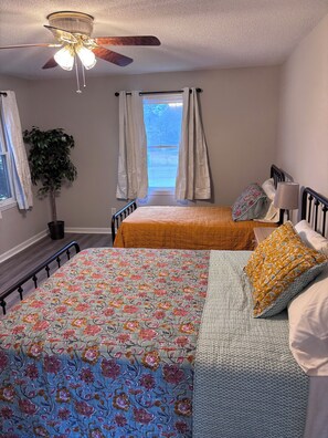 3 slaapkamers, een strijkplank/strijkijzer, wifi, beddengoed