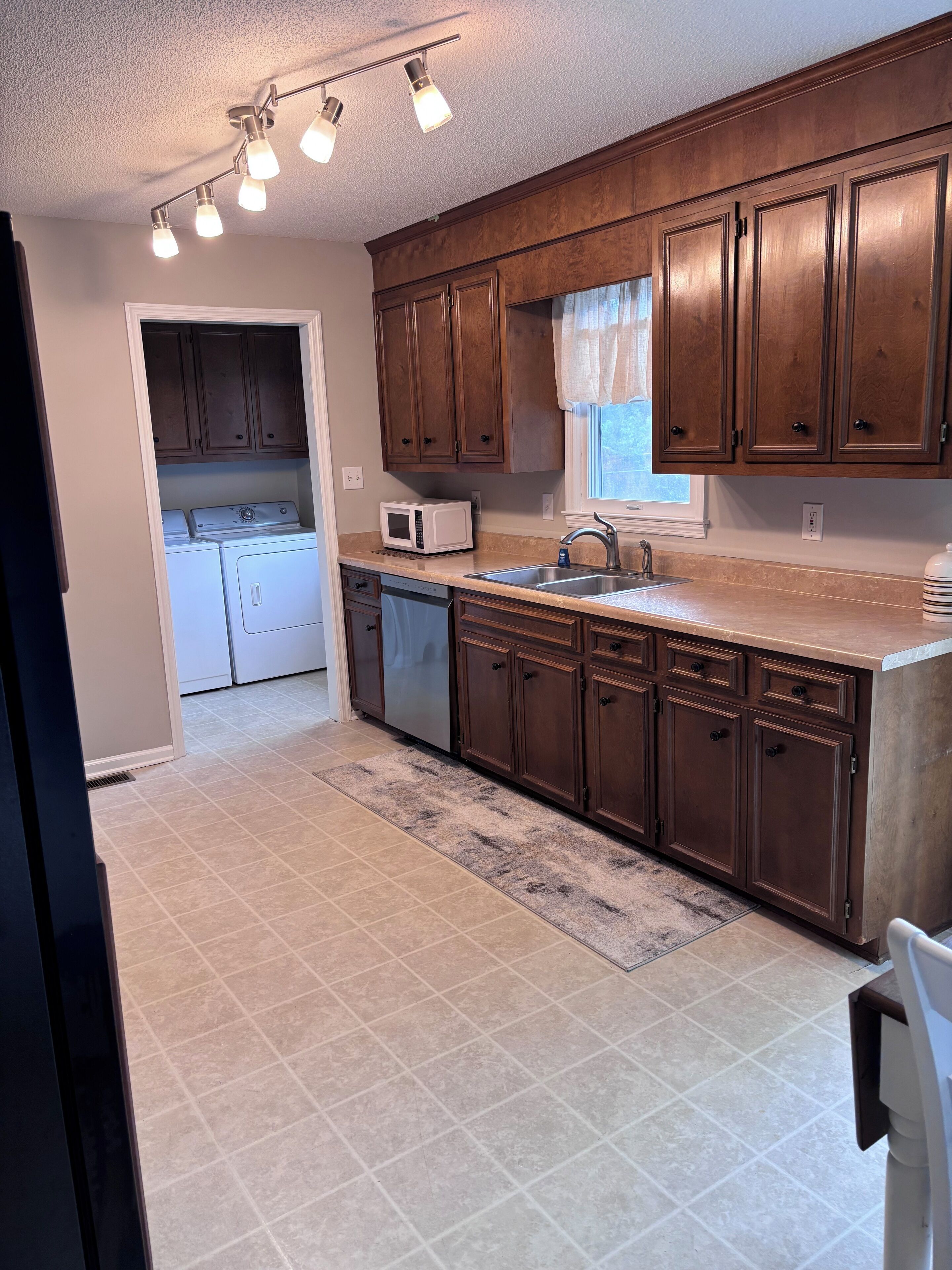 Mikrovågsugn, spishäll och diskmaskin