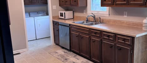 Micro-ondes, plaque de cuisson, lave-vaisselle