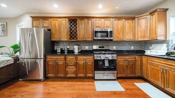 Een koelkast, een oven, een vaatwasser, een koffiezetapparaat/waterkoker