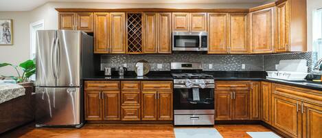 Réfrigérateur, un four, lave-vaisselle, cafetiÚre-théiÚre