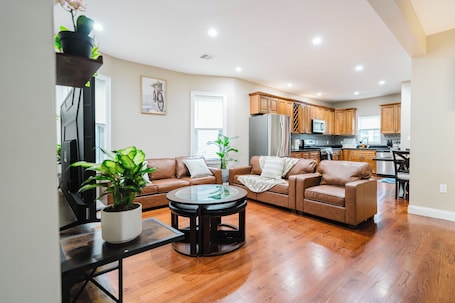 Smart TV. Hot Deal up to 20%, Milton 6BR Stay Near Boston • Parking • Pet-Friendly - 172