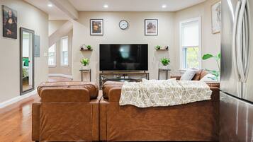 6 bedrooms, iron/ironing board, free WiFi, bed sheets