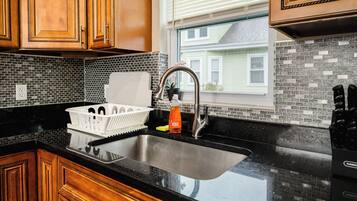 Refrigerador, horno, lavavajillas y cafetera y tetera