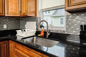 Réfrigérateur, four, lave-vaisselle, cafetière/bouilloire