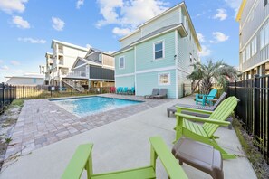 Ein Poolbereich mit Pool, Liegestühlen und einer Terrasse.