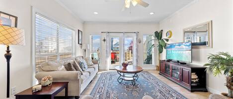 Casa Signature, 3 camere da letto, balcone, lato spiaggia | Soggiorno | Smart TV 32 pollici con canali via cavo