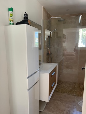 Dusche, Haartrockner, Seife, Toilettenpapier