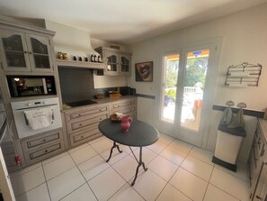 Private kitchen - Beautiful, fully air-conditioned villa with 4 master bedrooms, swimming pool, (Vidauban)
