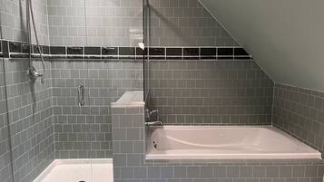 Douche, sĂšche-cheveux, bidet, serviettes fournies