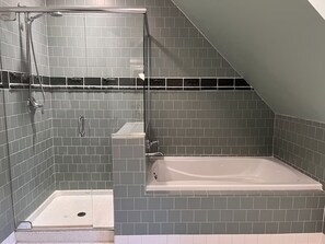 Douche, sèche-cheveux, bidet, serviettes fournies