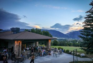 Outdoor dining - The Peaks in Wolf Creek Eden Sanctuary Ski & Golf (Eden)