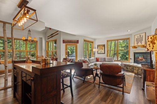 Luxury Retreat • Walk to Lifts & Town • Summit Bar • Bath Remodel • Hot Tub